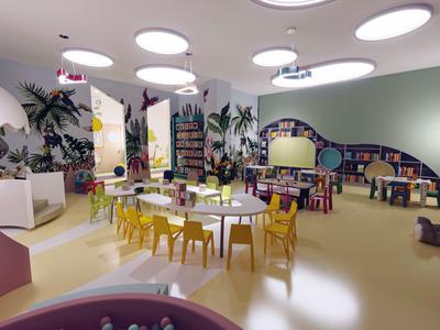 Heller Kinderraum mit rundem Tisch, gelben Stühlen, Bücherregalen und Pflanzen an der Wand.