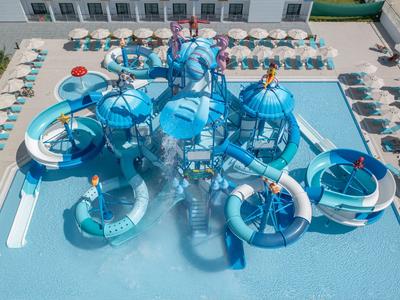 Vue d'une aire de jeux aquatique bleue avec toboggans et piscine dans un hôtel.