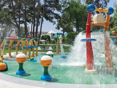 Aire de jeux aquatique colorée avec jets d'eau dans une piscine extérieure