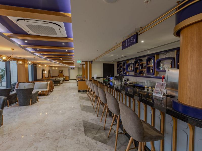 Area bar moderna dell'hotel con sgabelli e comode poltrone lounge.