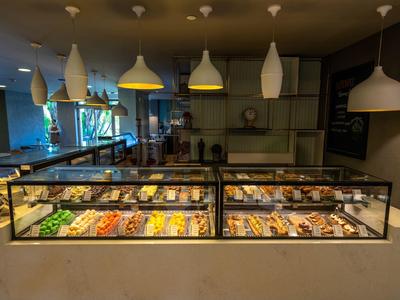 Nowoczesna witryna bufetu z różnymi potrawami w restauracji hotelowej.