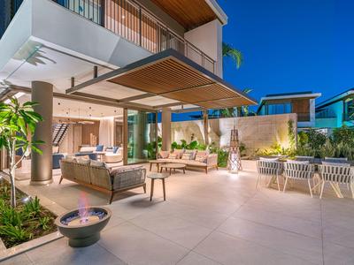 Nowoczesna przestrzeń zewnętrzna hotelu z miejscami do siedzenia i otwartą strefą lounge wieczorem.