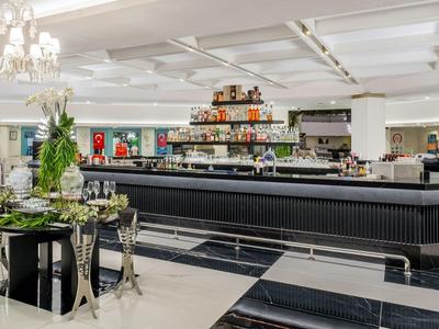 Nowoczesny bar hotelowy z eleganckim wyposażeniem i dużym konturem.