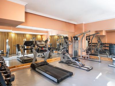 Palestra moderna con tapis roulant, manubri e attrezzature per la forza in un hotel.