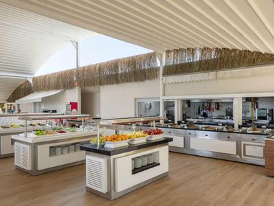 Lichte buffetruimte met diverse ontbijtmogelijkheden en modern ontwerp.