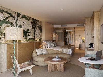 Modern eingerichtetes Hotelzimmer mit gemütlichen Betten, Holzdetails und Wanddeko mit Pflanzenmotiv.