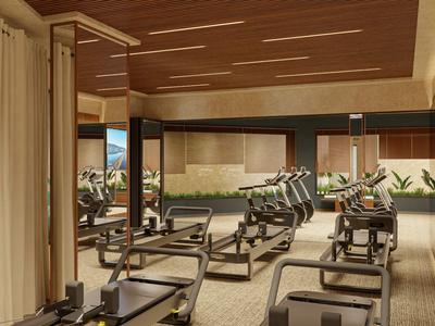 Moderner Fitnessraum mit Laufbändern und Spiegeln in einem Hotel.