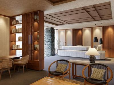 Modern eingerichtete Hotellobby mit Rezeption, Sitzbereich und beleuchteten Regalen.