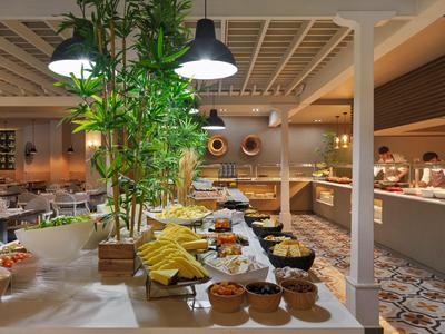 Ristorante self-service moderno con piatti diversi e atmosfera calda.