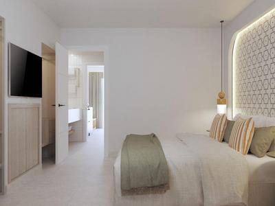 Modernes Hotelzimmer mit Doppelbett, TV und Zimmerbeleuchtung.