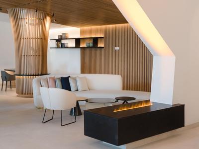 Moderne lounge met witte fauteuils, bank en houten bekleding