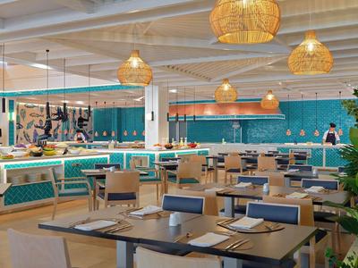 Modern gestalteter Hotelrestaurantbereich mit Holztischen, Stühlen und blauen Sitzbänken.