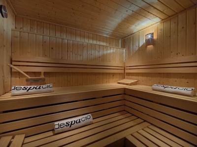 Holzsauna mit Holzverkleidung und zwei Handtüchern auf den Bänken