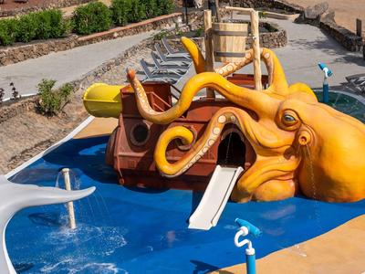 Kleurrijke octopus kinderspeelplaats met glijbaan en klimstructuur in wateromgeving