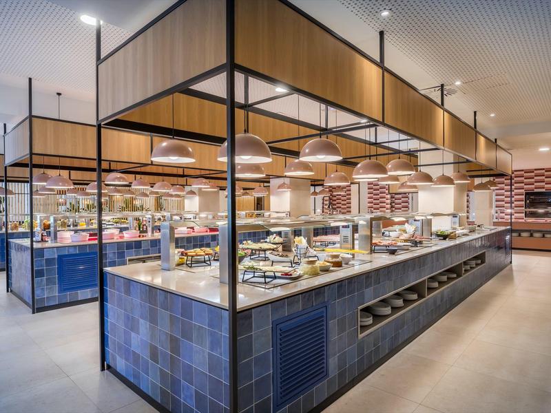 Moderne hotelbuffetstation met diverse gerechten en aantrekkelijk ontwerp.