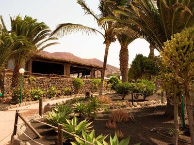 Hotel z palmami i tropikalnym ogrodem o zachodzie słońca