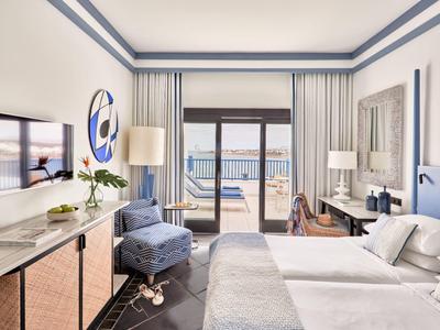 Camera d'hotel moderna con balcone e vista mare