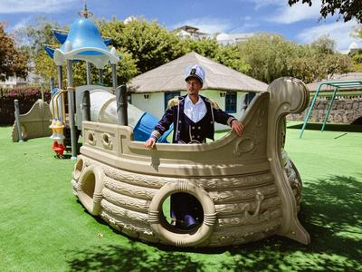 Děti si hrají na velké lodi ve tvaru herního zařízení venku za slunečného počasí.