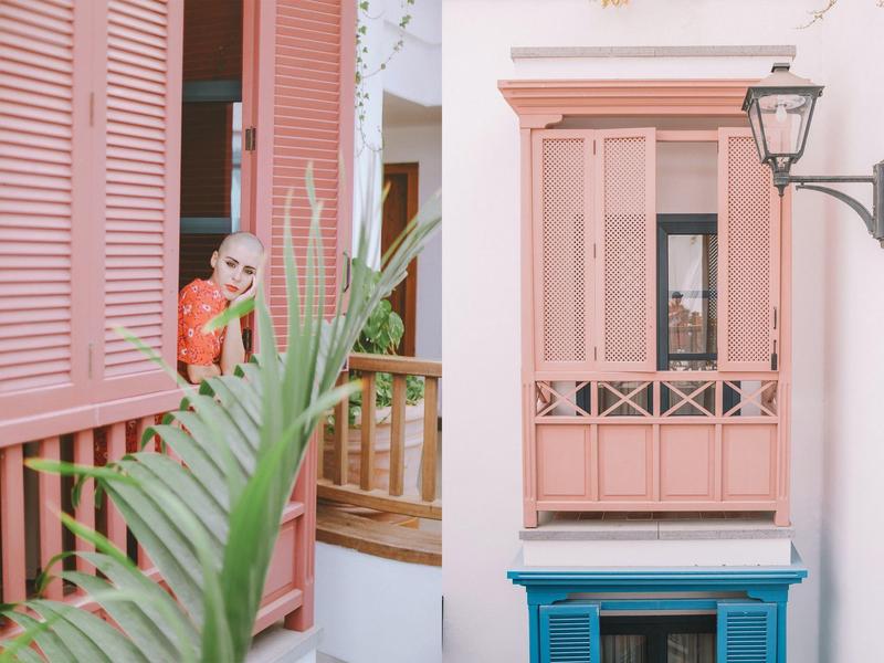 Cour lumineux avec fenêtres couleur pastel et une femme à la fenêtre