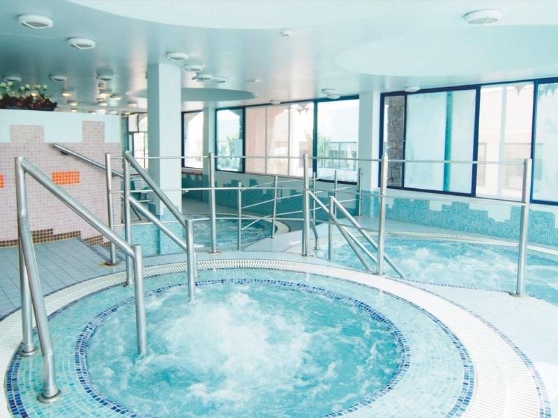 Binnen bubbelbad met bubbels en grote ramen voor natuurlijk licht