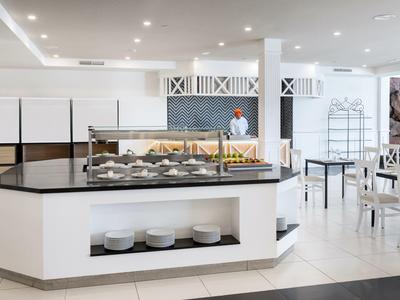 Espace de libre-service moderne avec buffet dans un restaurant d'hôtel lumineux.