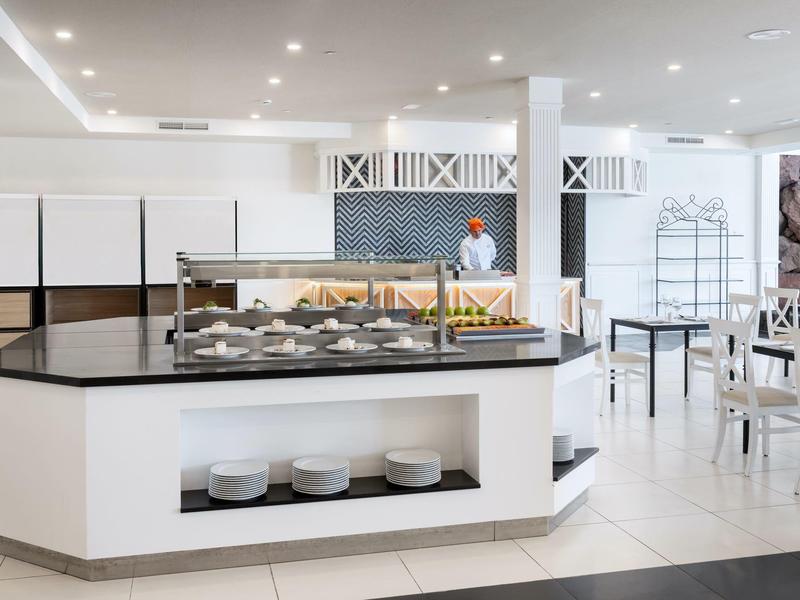 Espace de libre-service moderne avec buffet dans un restaurant d'hôtel lumineux.