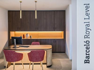 Moderner Empfangsbereich mit Holzmöbeln und zwei roten Stühlen in einem Hotel