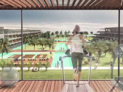 Uitzicht vanaf een balkon op een hotelresort met zwembad, palmbomen en strandgangers.