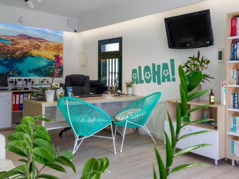 Ufficio moderno di hotel o viaggio con scrivania, sedie e quadro marino.