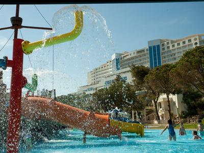 Waterpark met kleurrijke glijbaan en spattend water op een zonnige dag