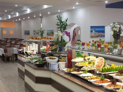 Buffetbereich in einem Hotel mit vielfältigen Speisen und moderner Beleuchtung.