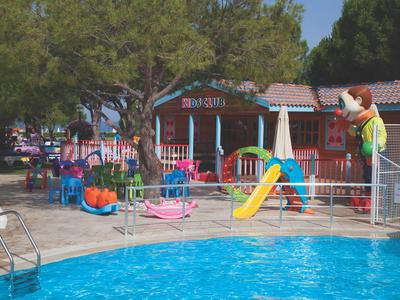 Hotelpool mit Rutsche und Spielplatz im Außenbereich bei sonnigem Wetter.