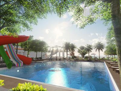 Schwimmbecken mit Wasserrutschen, umgeben von Bäumen und Stühlen, im Sonnenschein.