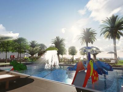 Moderner Außenpool mit Wasserspielen, Palmen und Liegestühlen unter blauem Himmel.