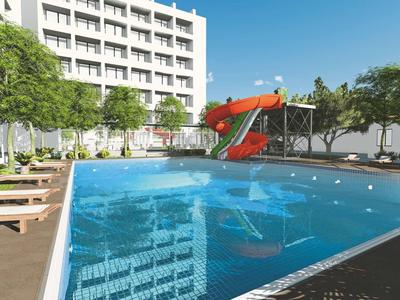 Moderner Außenpool mit Wasserrutsche, Liegestühlen und Hochhaus im sonnigen Garten.