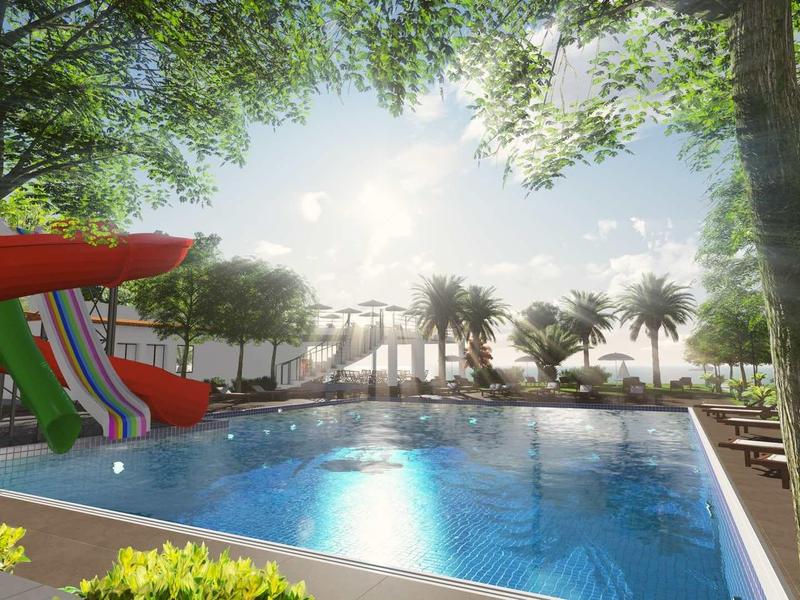 Schwimmbecken mit Wasserrutschen, umgeben von Bäumen und Stühlen, im Sonnenschein.