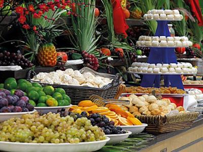 Buffet mit buntem Obst und Gemüse, ansprechend auf großen Tellern und Schalen arrangiert.