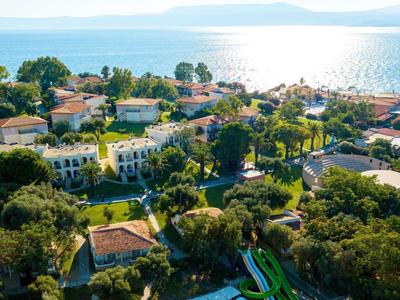 Blick auf ein Hotelresort mit grünen Gärten und Meer im Hintergrund während des Tageslichts