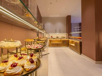Buffet mit verschiedenen Dessertplatten in einem modernen Hotelrestaurant.