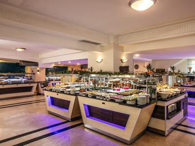 Moderní bufet s širokým výběrem jídel v prostorné, dobře osvětlené místnosti.