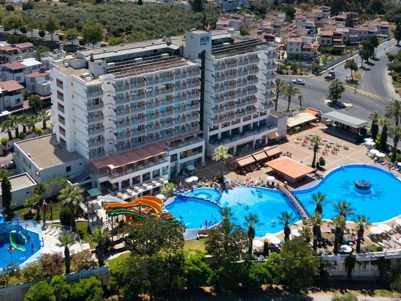 Velký hotel s několika bazény a vodními skluzavkami v rušném rekreačním středisku.