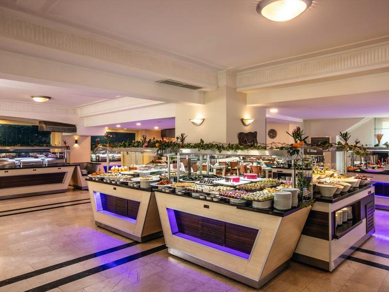 Moderní bufet s širokým výběrem jídel v prostorné, dobře osvětlené místnosti.