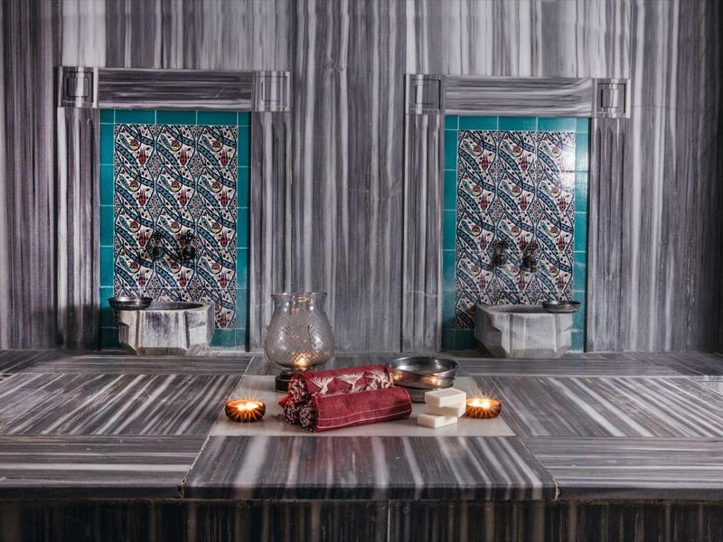 Moderní wellness s šedým mramorem, dvěma lázněmi a relaxačními prvky.