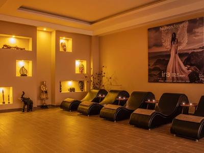 Przytulne pomieszczenie do relaksu w spa z leżankami i ciepłym oświetleniem.