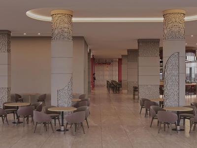 Grande sala da pranzo elegante con colonne decorate e tavoli rotondi.