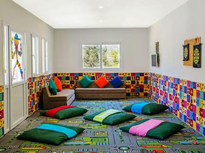 Barevný, útulný salón s polštáři a pohovkami pro relaxaci v hotelu.