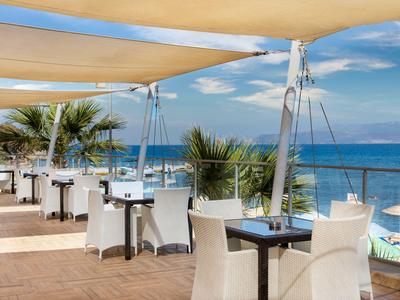 Taras restauracyjny z widokiem na morze i żaglami przeciwsłonecznymi