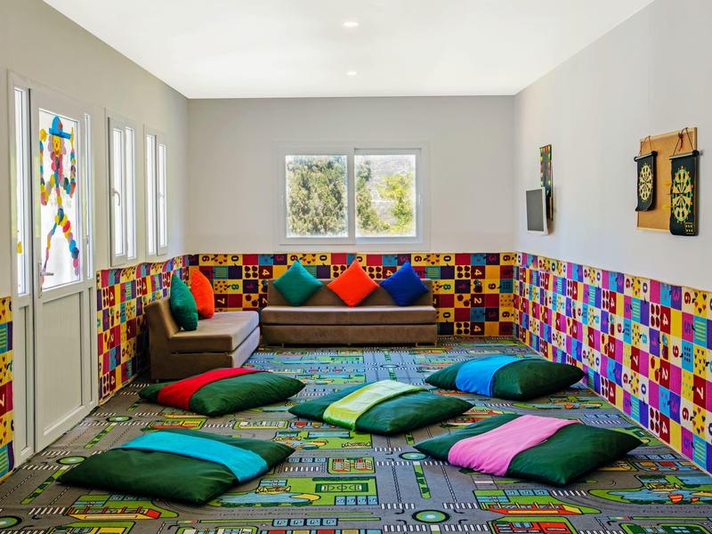 Barevný, útulný salón s polštáři a pohovkami pro relaxaci v hotelu.