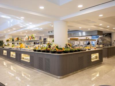 Großer Buffetbereich in einem modernen Hotel mit vielfältigen Speisen und warmem Licht.
