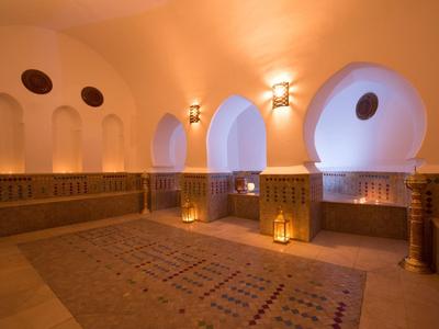 Stanza accogliente con soffitto a volta, luce calda e nicchie decorative in stile marocchino.